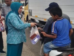 Bersama PKK Muratara, Hj. Rita Suryani Bagikan Takjil Bagi Pengemudi