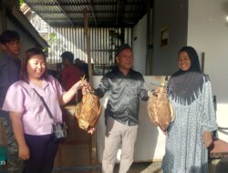 Gunakan Uang Pribadi, Ketua RT 35 Palembang, Zainal Arifin Bagikan 128 Ekor Ayam Kepada Warga